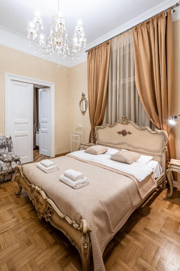 3 Bedrooms Royal Italian Style In An Austrian Building, Parking, Balcony Lviv Exterior photo