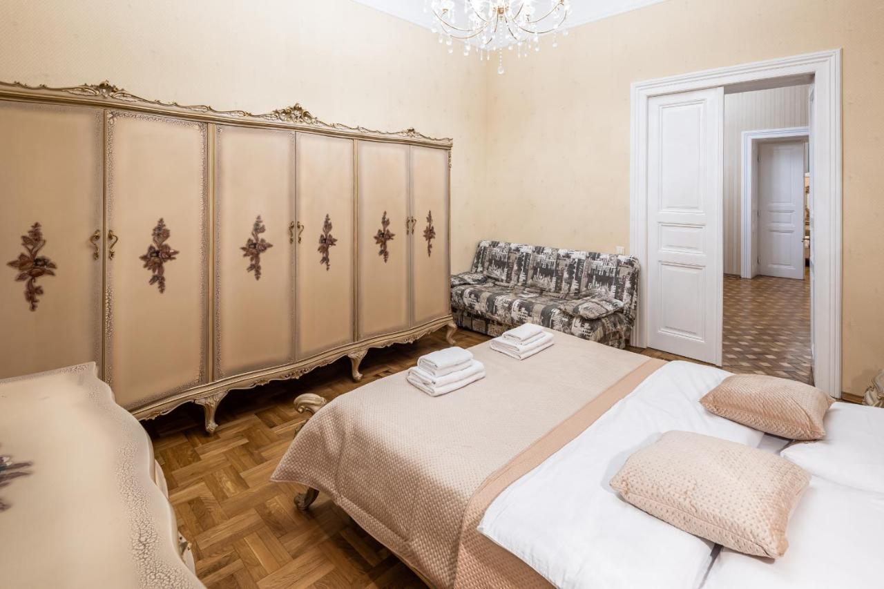 3 Bedrooms Royal Italian Style In An Austrian Building, Parking, Balcony Lviv Exterior photo