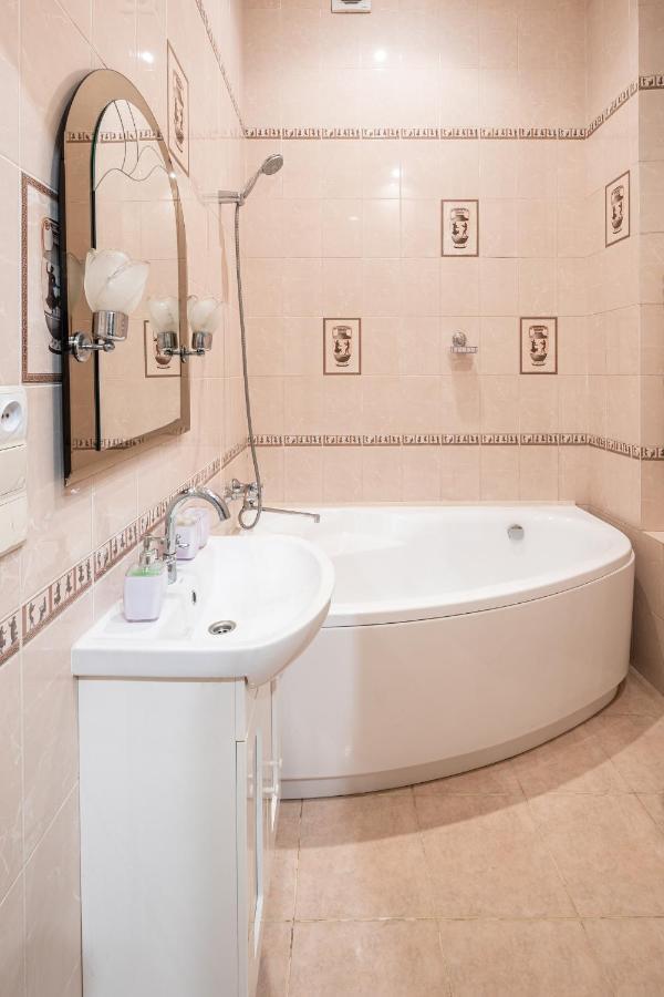 3 Bedrooms Royal Italian Style In An Austrian Building, Parking, Balcony Lviv Exterior photo