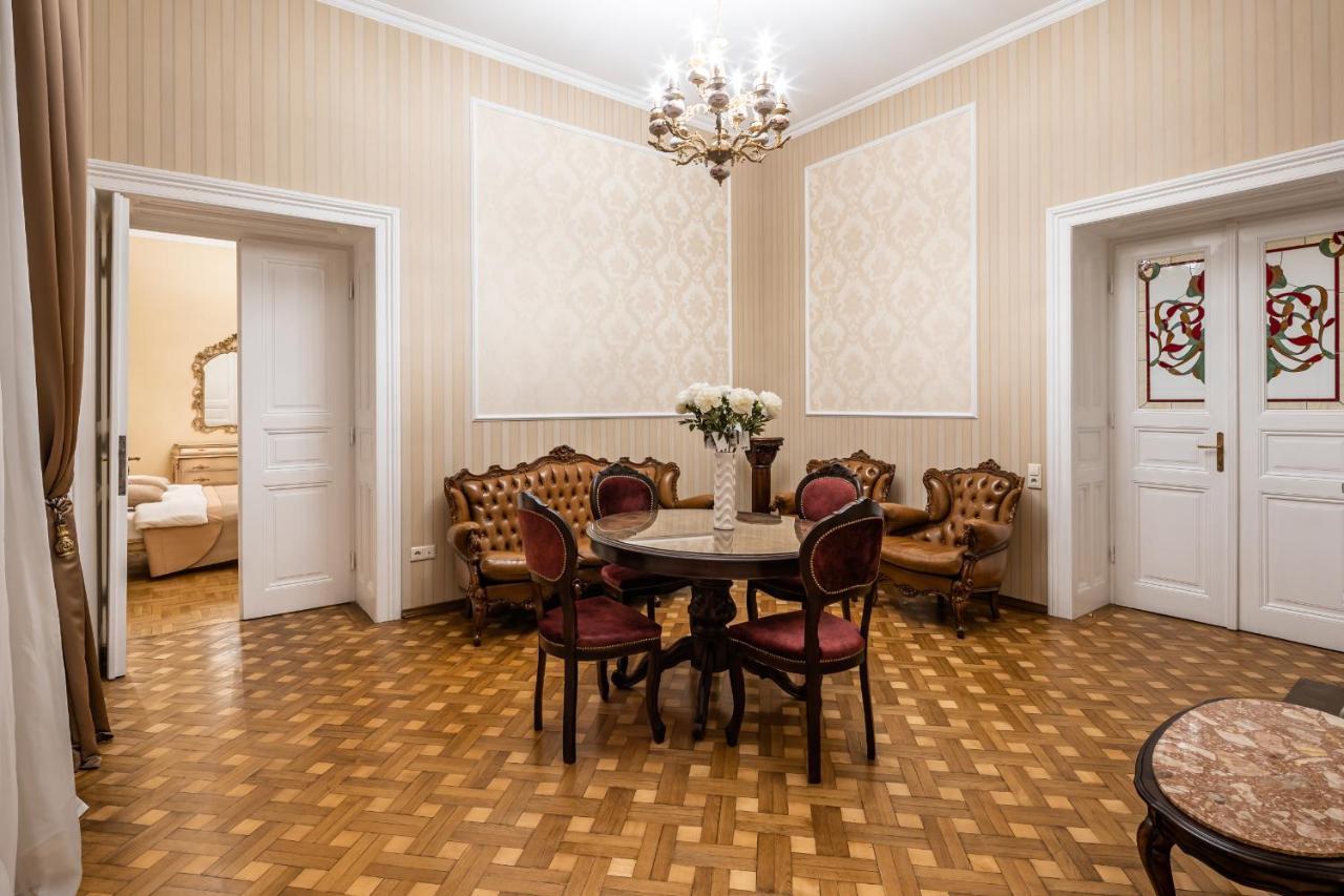 3 Bedrooms Royal Italian Style In An Austrian Building, Parking, Balcony Lviv Exterior photo
