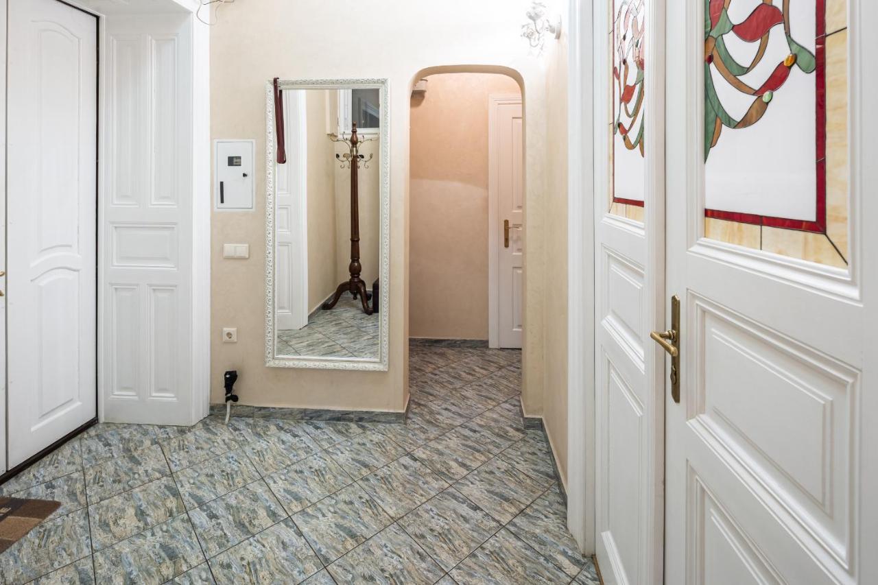 3 Bedrooms Royal Italian Style In An Austrian Building, Parking, Balcony Lviv Exterior photo